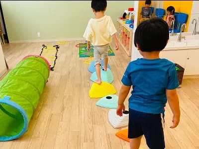 療育プログラムで遊ぶ子どもたち
